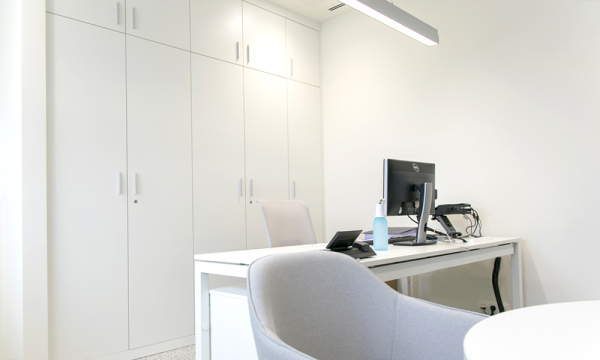 Inrichting klein kantoor met wit kantoormeubilair